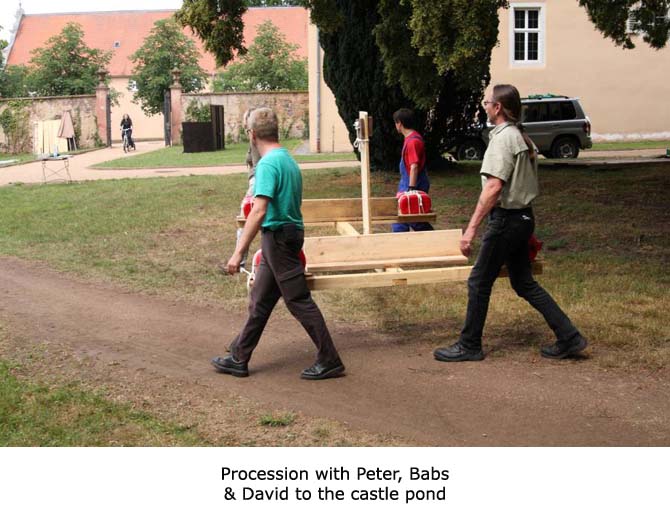 Nieuwe Procession with peter, babs & David to the castle pond